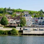 PHOTO DEPUIS LA RIVE GAUCHE DE JOIGNY DE LA RIVE DROITE AVEC LE RESTAURANT LA COTE SAINT JACQUES