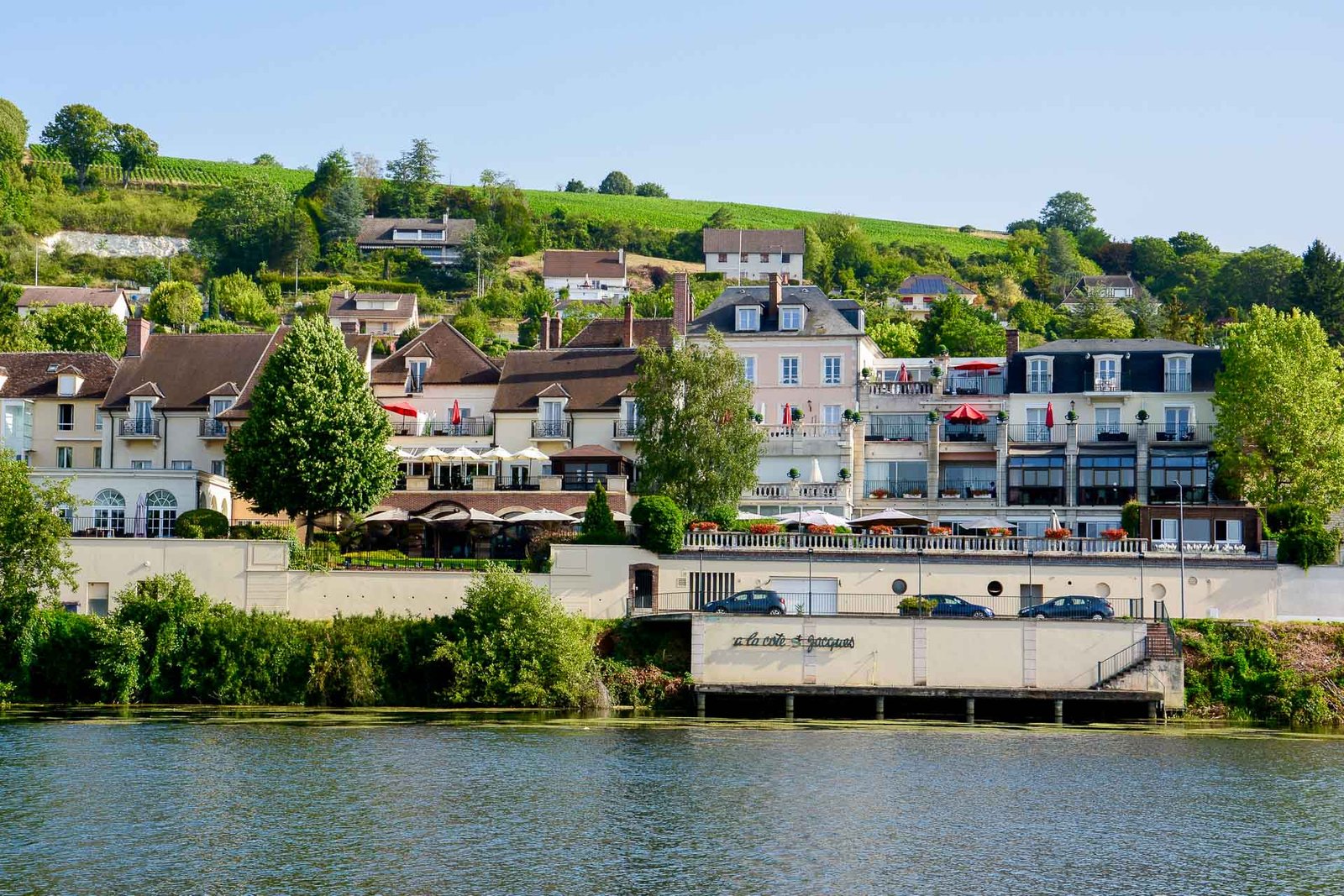 PHOTO DEPUIS LA RIVE GAUCHE DE JOIGNY DE LA RIVE DROITE AVEC LE RESTAURANT LA COTE SAINT JACQUES