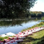 VUE DE L YONNE AVEC SUR LA BERGE LES CANOES ALIGNE