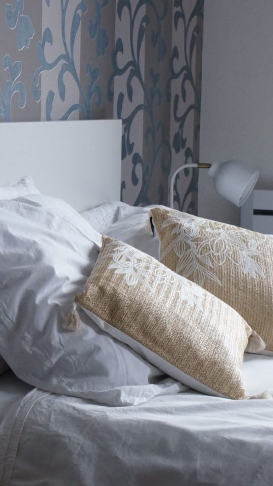 Photos en zoom du lit hébergement reine claude